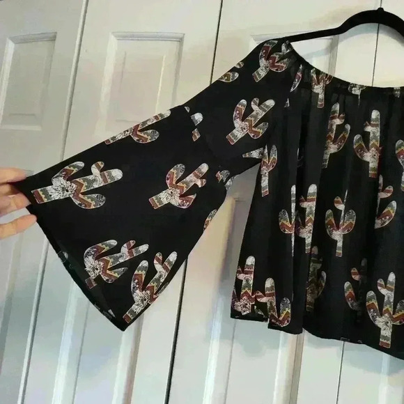 Peach Love California cropped top | black cactus print | size Medium - Picture 4 of 7